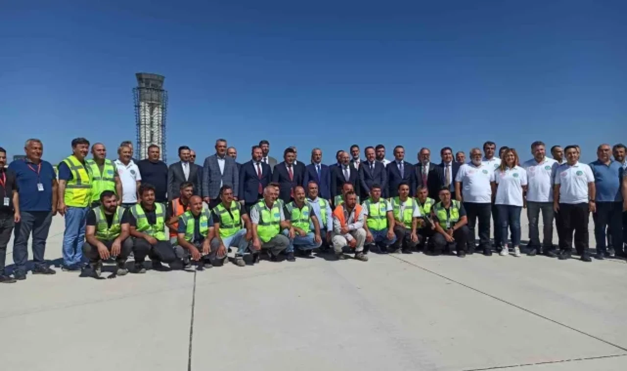 Ulaştırma ve Altyapı Bakanı Uraloğlu: "Sabiha Gökçen Havalimanımızın 2'inci pistini iniş ve kalkışa müsait duruma getirdik"