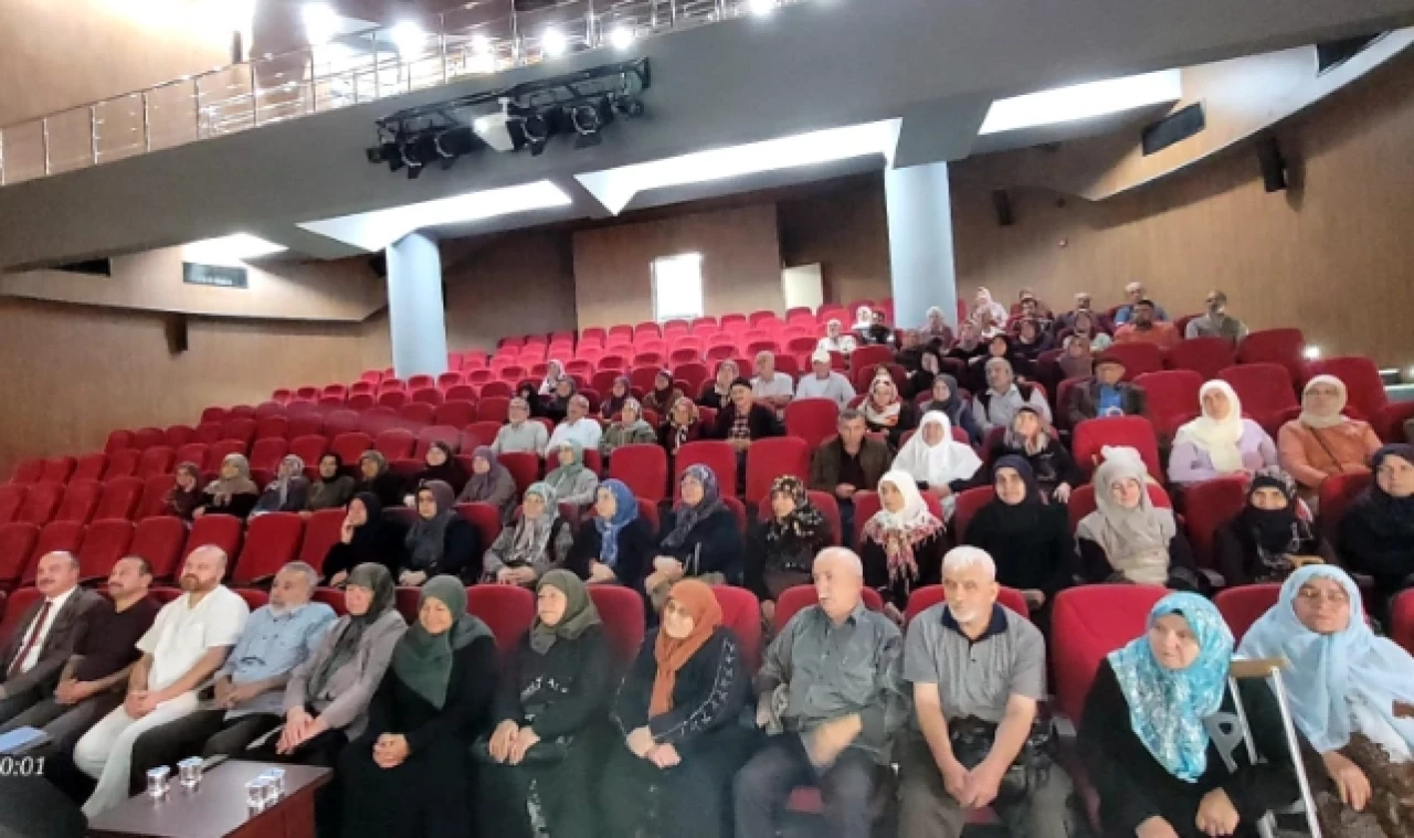 Umreye gidecek vatandaşlara seminer düzenlendi