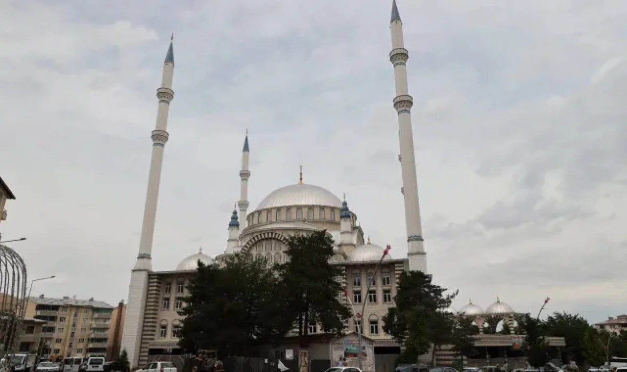 Vali Çakır, camii inşaatında incelemelerde bulundu