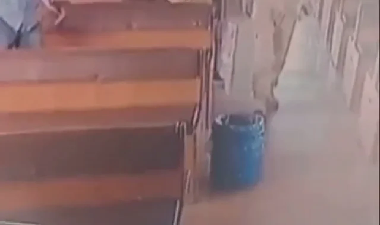 Vapurda yolcu, bir başka yolcunun saçını çakmakla yaktı