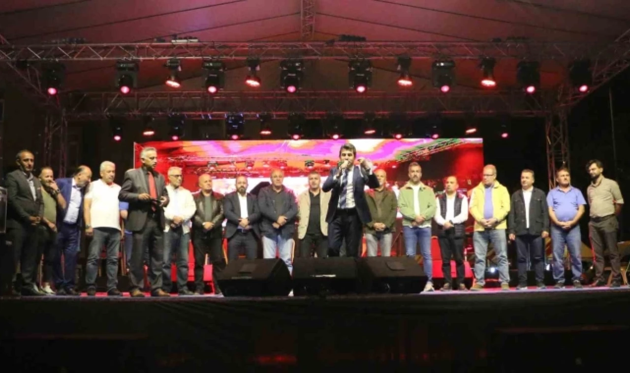 Vatandaş hizmet bekliyor, başkan konser organize ediyor