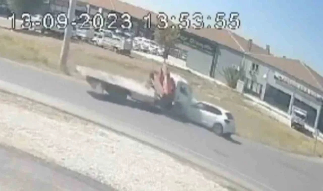 Vinç ile otomobil kafa kafaya çarpıştı, 1 kişi yaralandı: Kaza anı kamerada