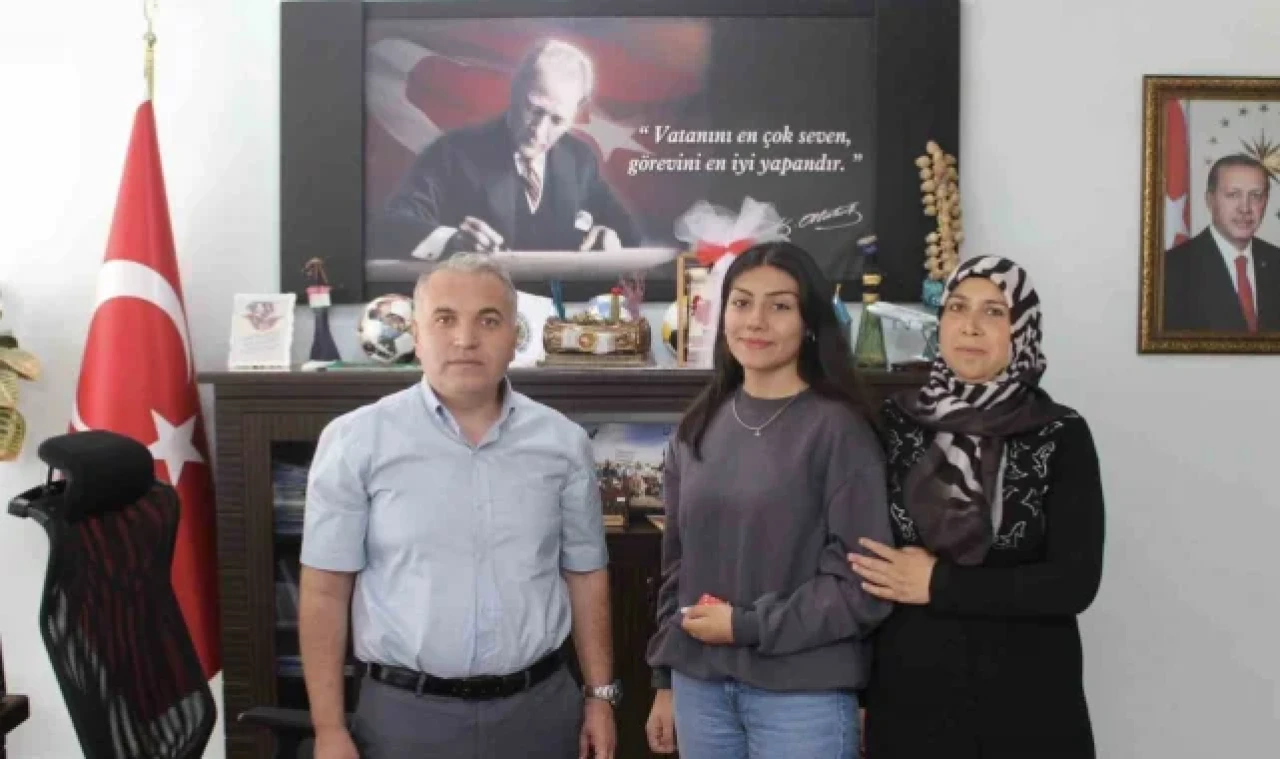 YKS'de derece yapan genç kız yarım altınla ödüllendirildi