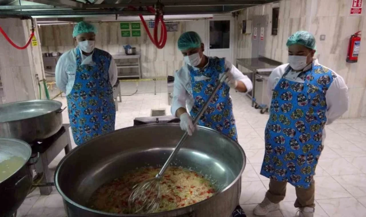 Yozgat'ta 4 bin 800 öğrencinin öğle yemeğini yine öğrenciler pişiriliyor