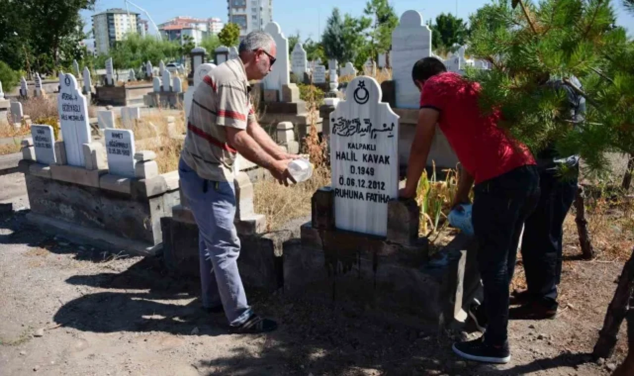 Yürekleri burkan cenaze: Kemikleri plastik kutunun içerisinde getirildi