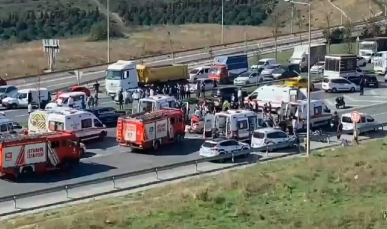 2 araç kafa kafaya çarpıştı : 1'i ağır 6 yaralı