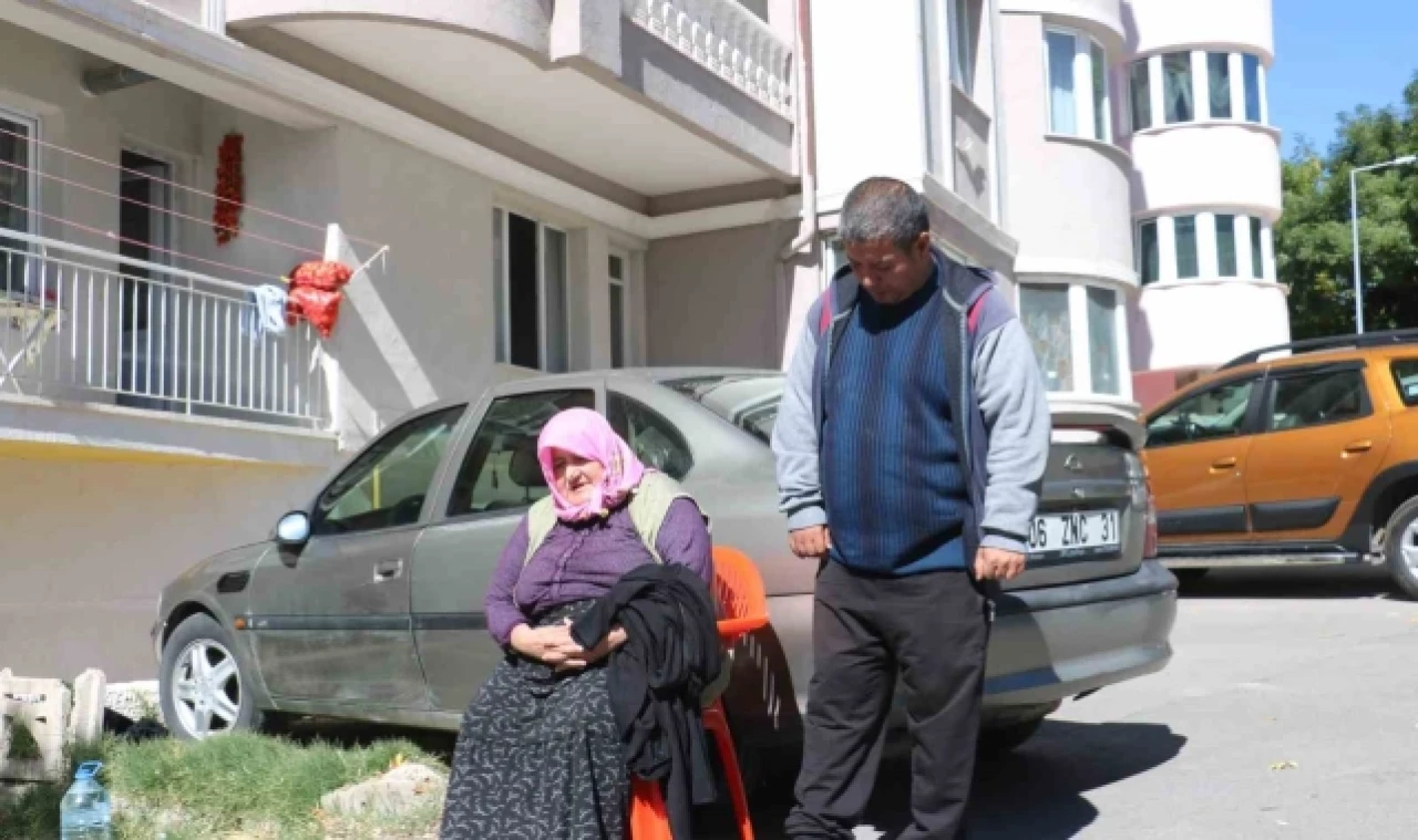73 yaşındaki kadın engelli oğluyla sokakta kaldı