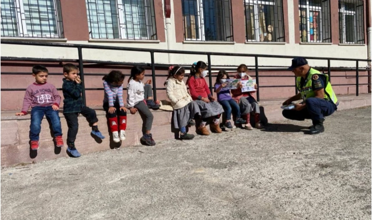 Amasya İl Jandarmadan öğrencilere trafik eğitimi verildi