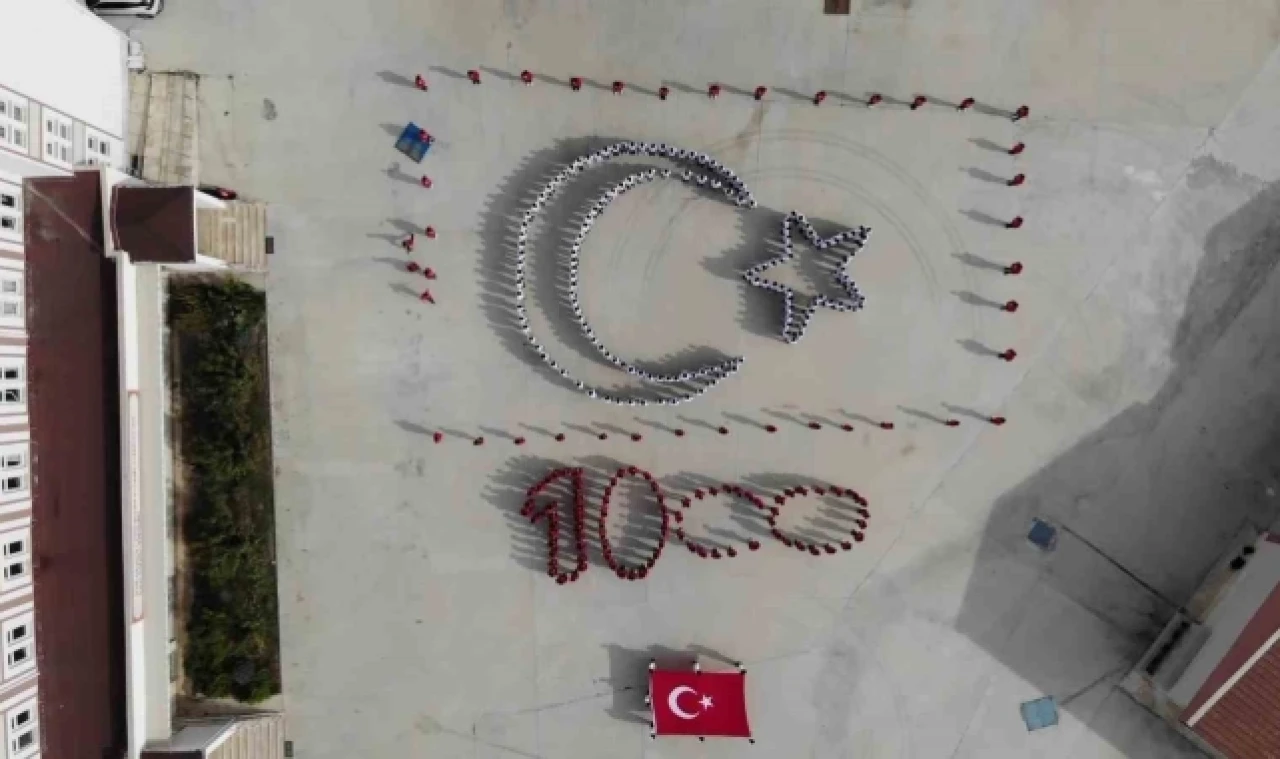 Amasya'lı öğrencilerden '100. yıl' ve 'ay-yıldız'  gösterisi