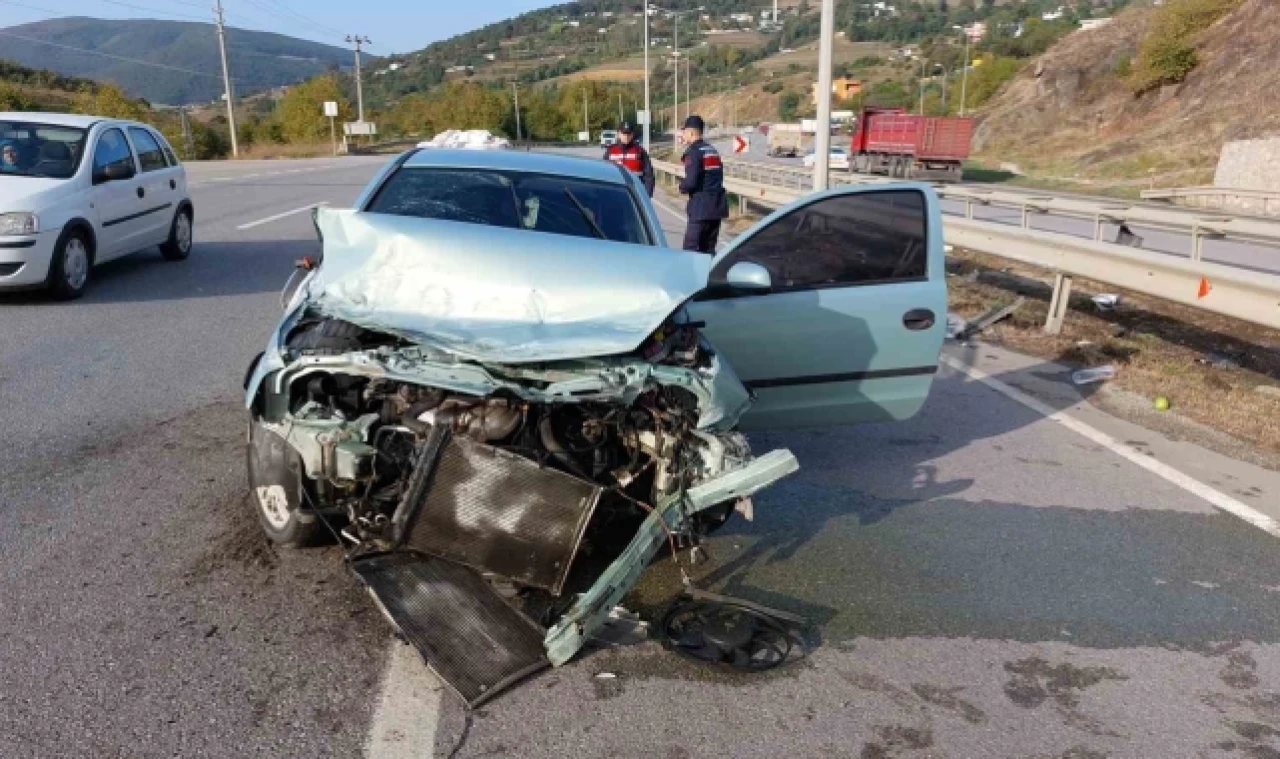 Bariyerlere çarpan otomobil hurdaya döndü