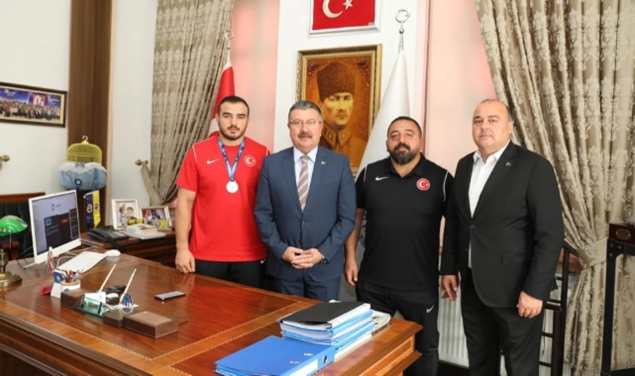 Başarılı sporcu ve antrenörleri kabul etti
