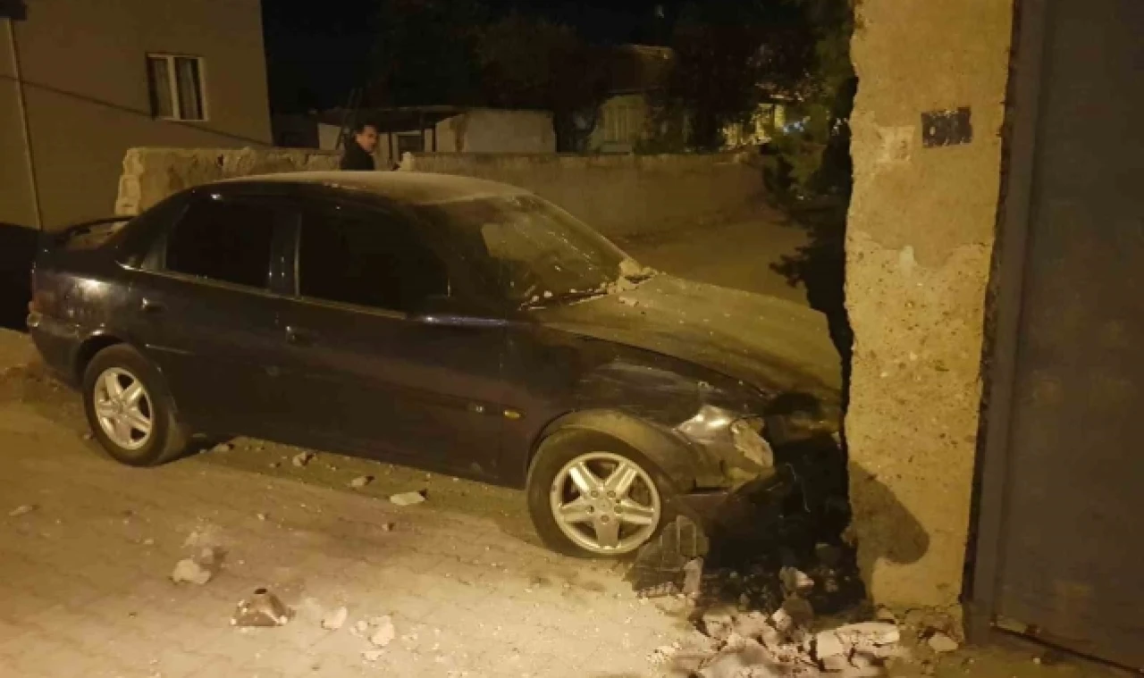 Çarpışan iki otomobil evin duvarına çarparak durdu