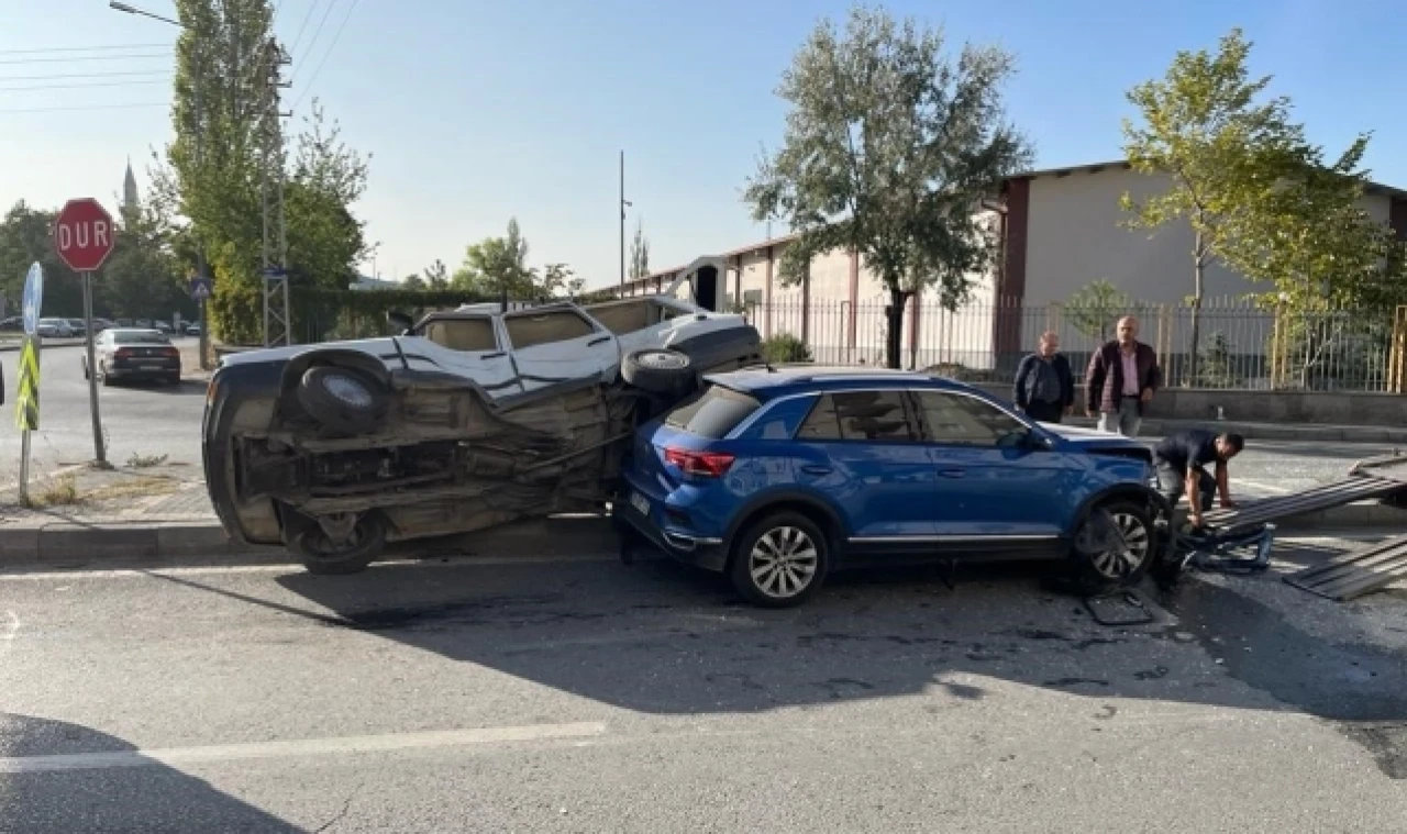 Çarpışan otomobillerden biri yan yattı: 2 yaralı