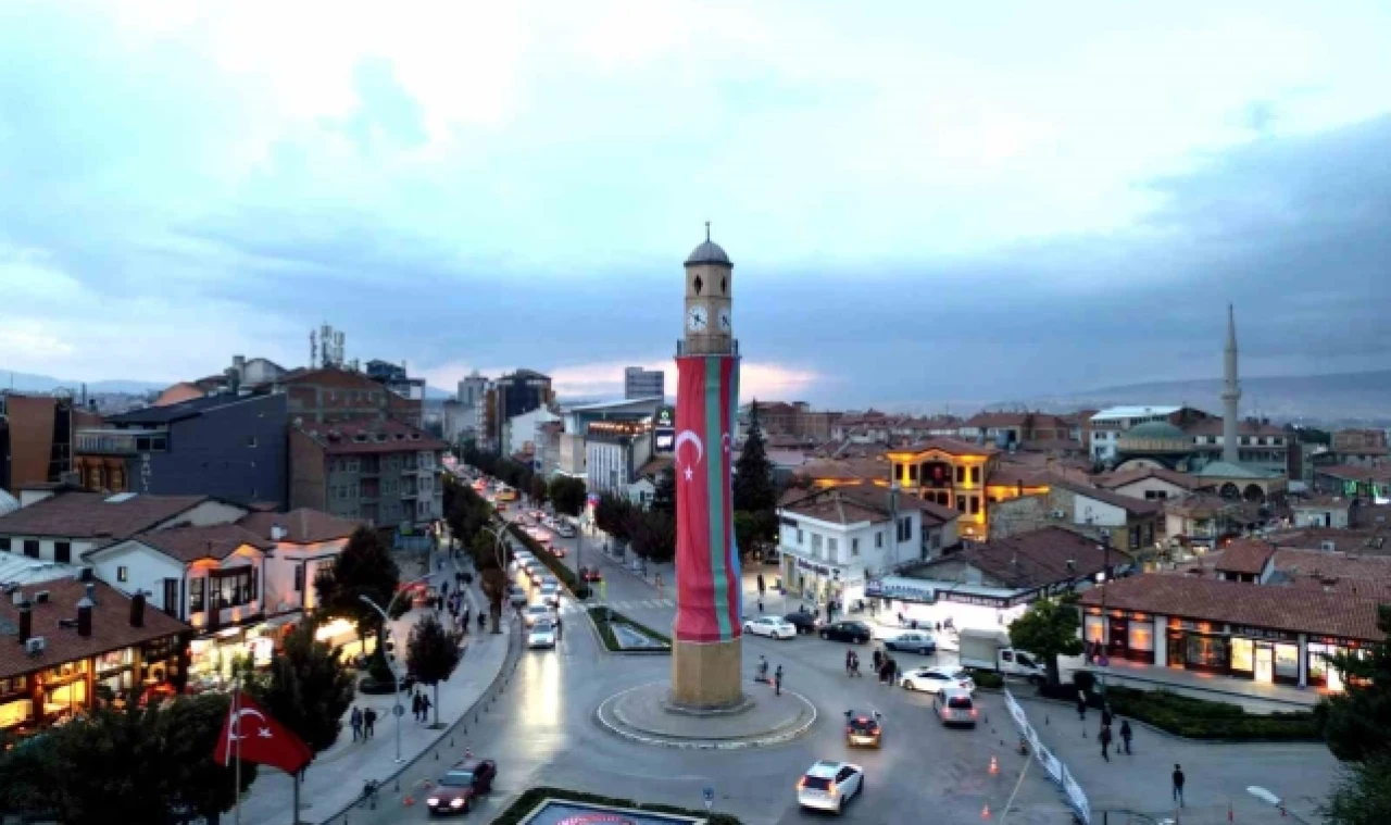 Çorum saat kulesine kardeşlik bayrağı asıldı