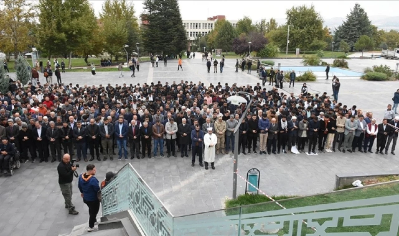 Deprem bölgesinde, Gazze'de hayatını kaybedenler için gıyabi cenaze namazı kılındı