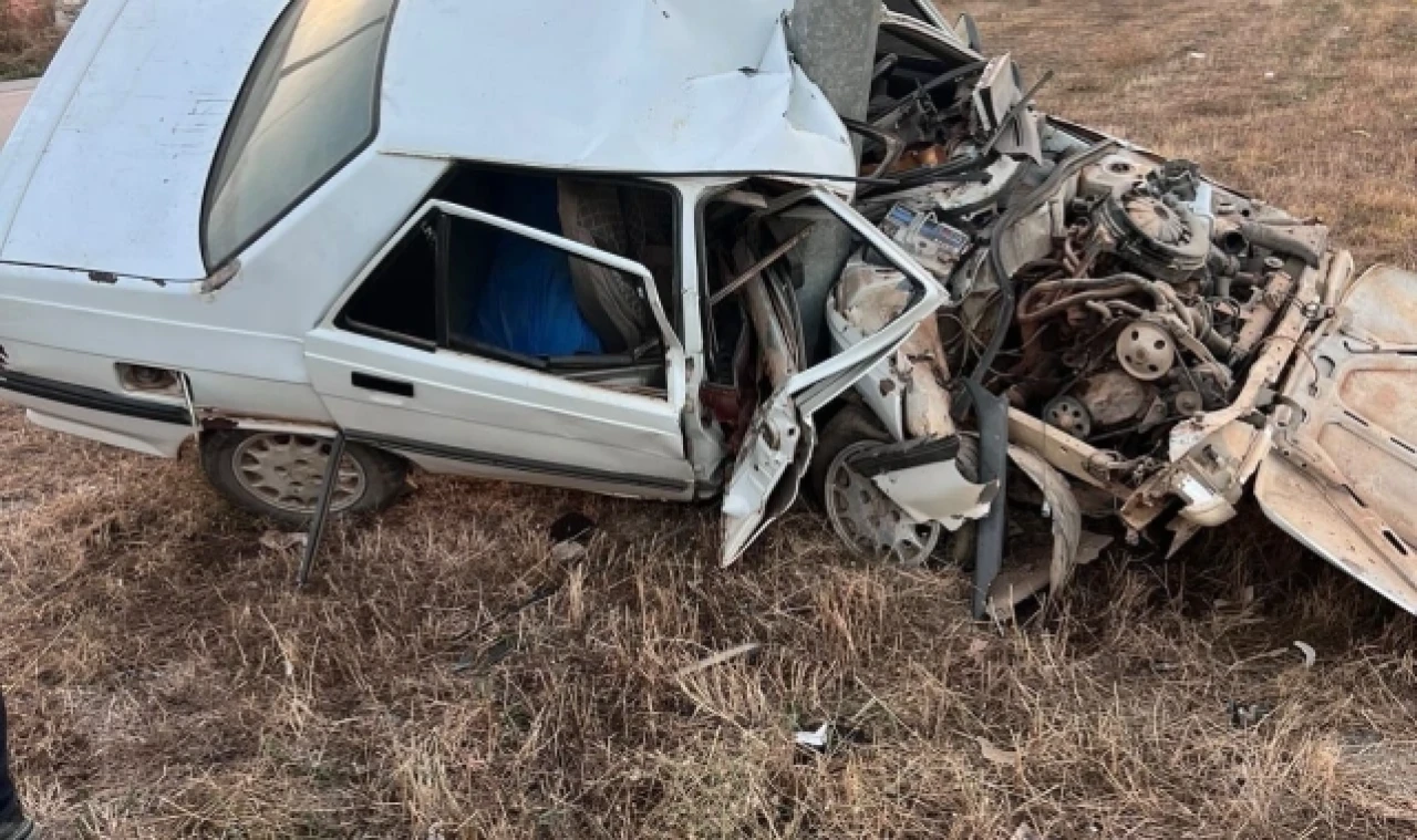 Direğe çarparak hurdaya dönen otomobilden sağ çıktı