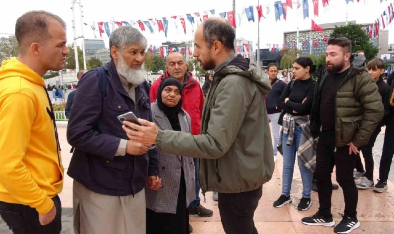 Eşinin çantasını soymaya çalışan kadını yakalayarak polise teslim etti