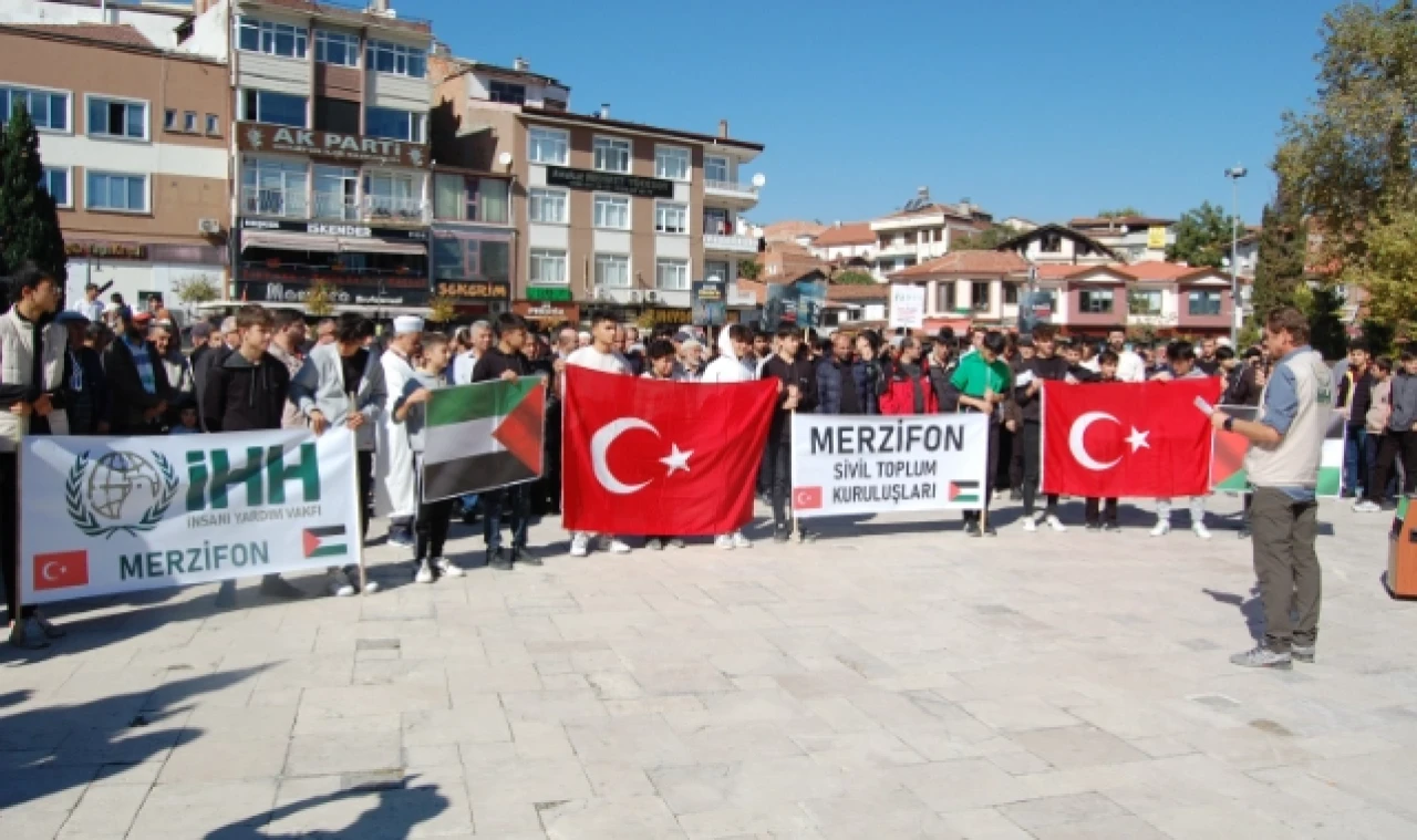 Filistinli şehitler için gıyabi cenaze namazı kılındı