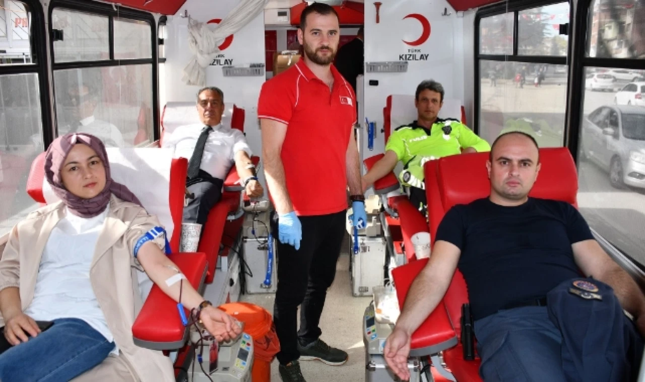 Gümüşhacıköy’de  Polis ve Jandarma Cumhuriyet'in 100. Yılında Kan Bağışında Bulundu