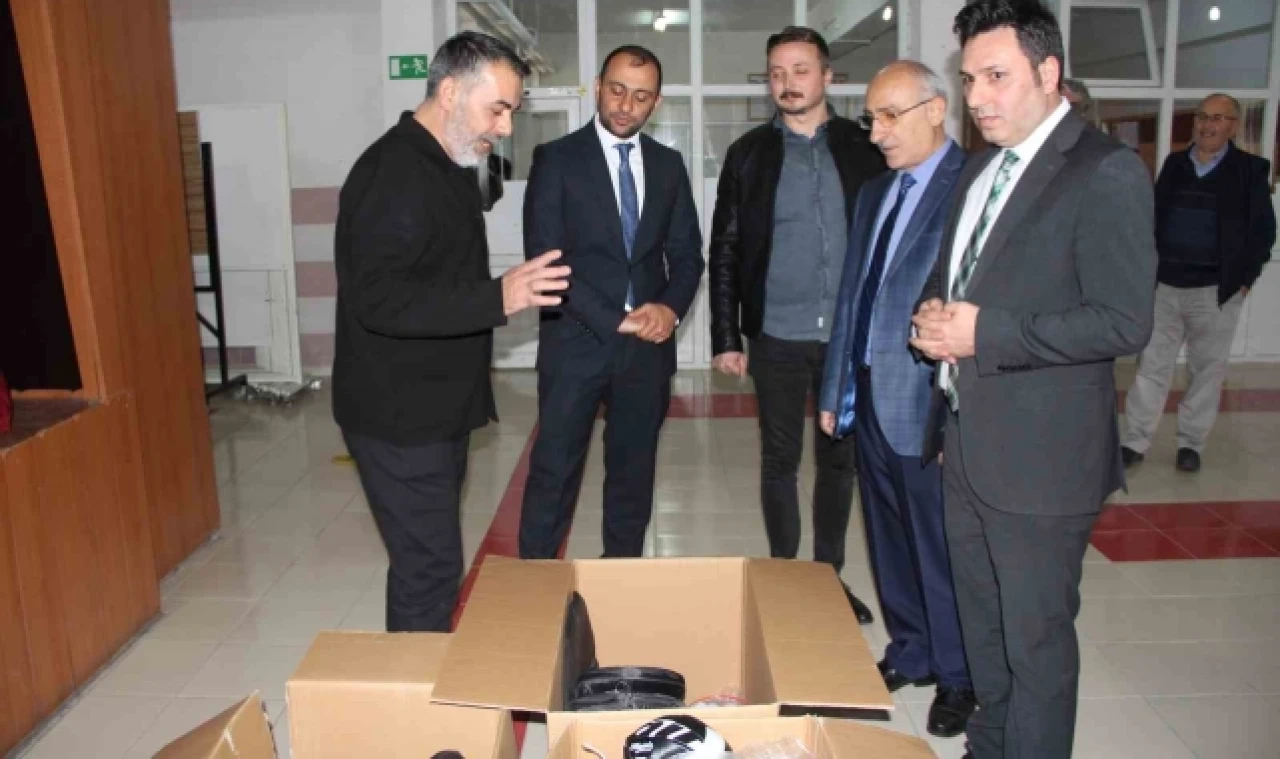 Hayırsever işadamından okullara spor malzemesi