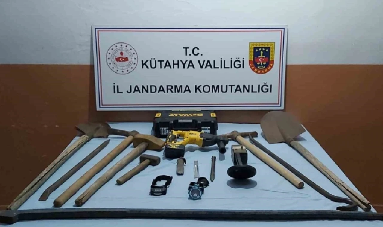 İzinsiz kazı yapan 4 kişi suçüstü yakalandı