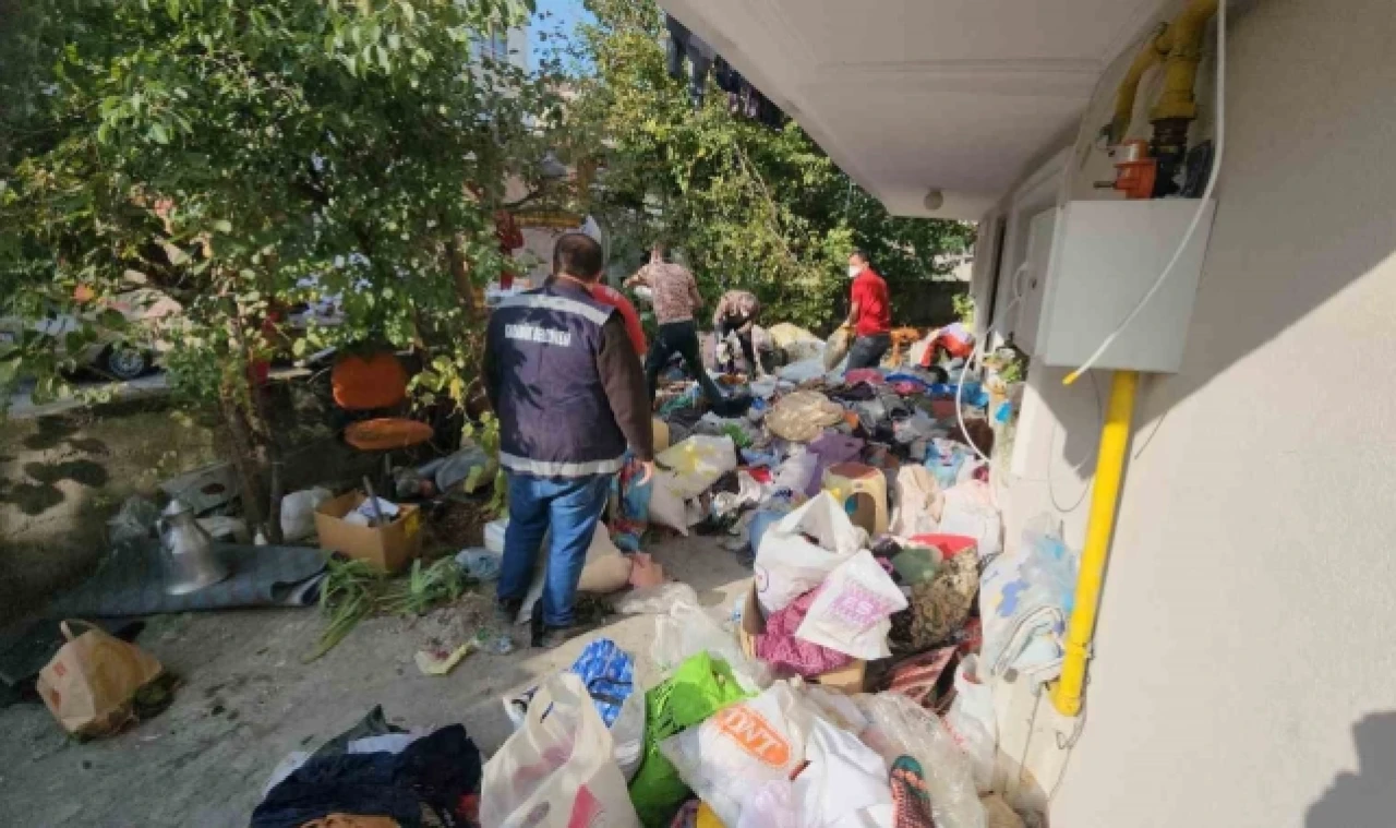Karabük'te çöp evden iki kamyon çöp çıktı