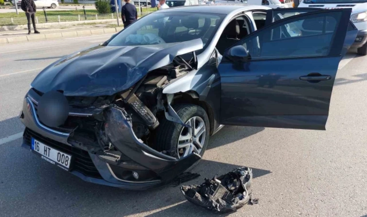 Kavşakta kaza meydana geldi: 3 yaralı