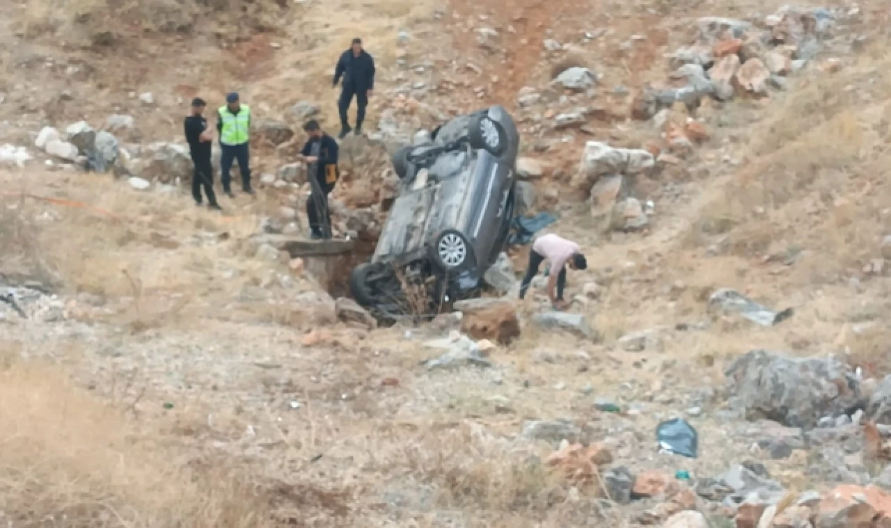 Kontrolden çıkan araç şarampole yuvarlandı: 3 yaralı