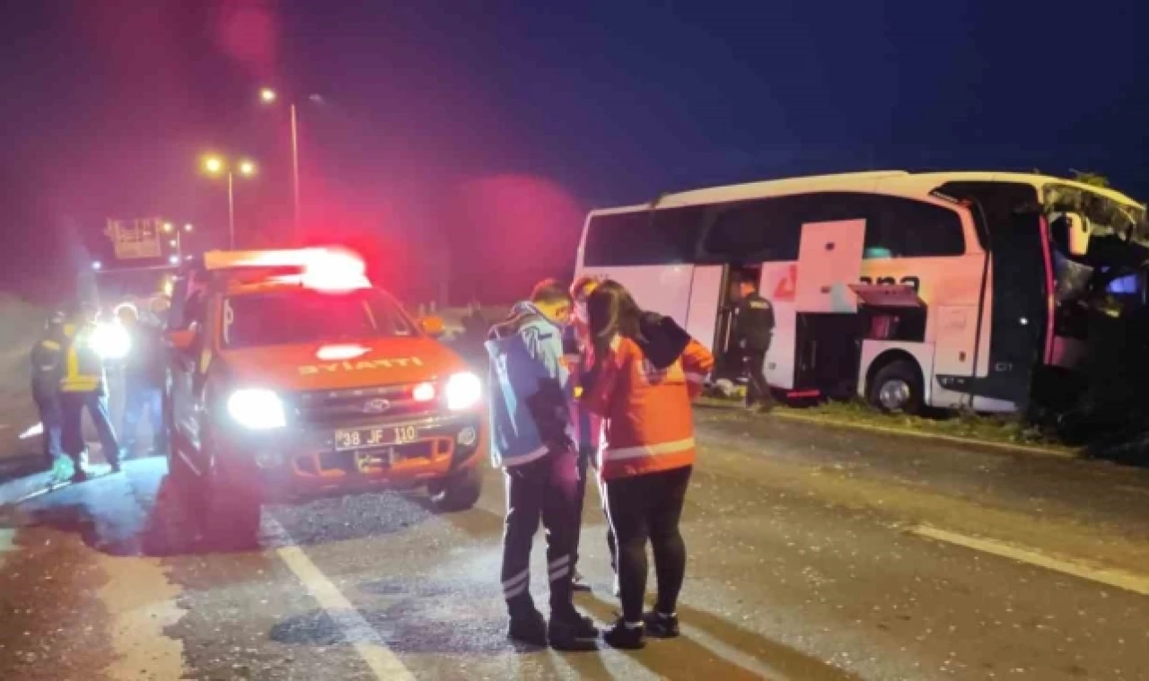 Kontrolden çıkan yolcu otobüsü aydınlatma direğine çarptı: 16 yaralı