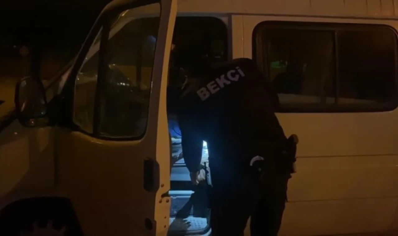 Kontrolden çıkıp ağacı yıkan minibüs karşı şeride geçti