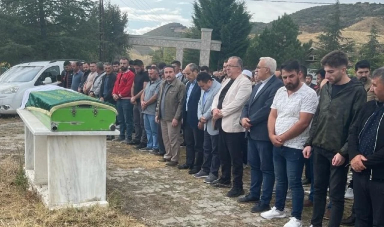 Merzifon'daki otobüs kazasında hayatını kaybeden 2 üniversite öğrencisi Çorum'da defnedildi