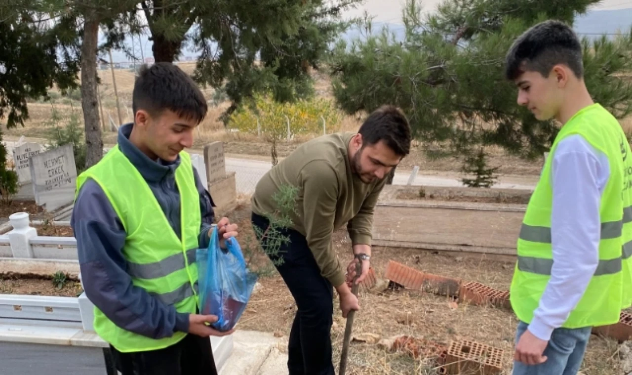 Mezarlık temizliği yapıp çam fidanı diktiler