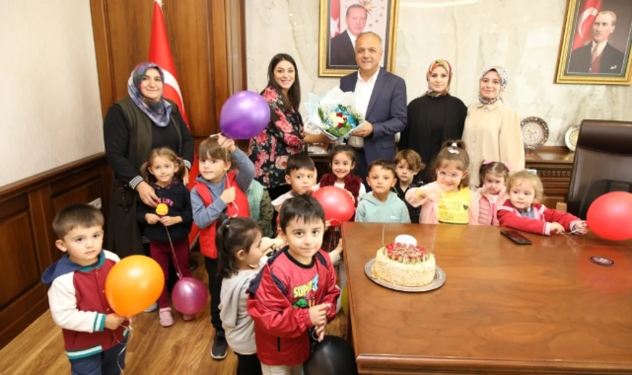 Minikler Başkan'ın doğum gününü kutladı