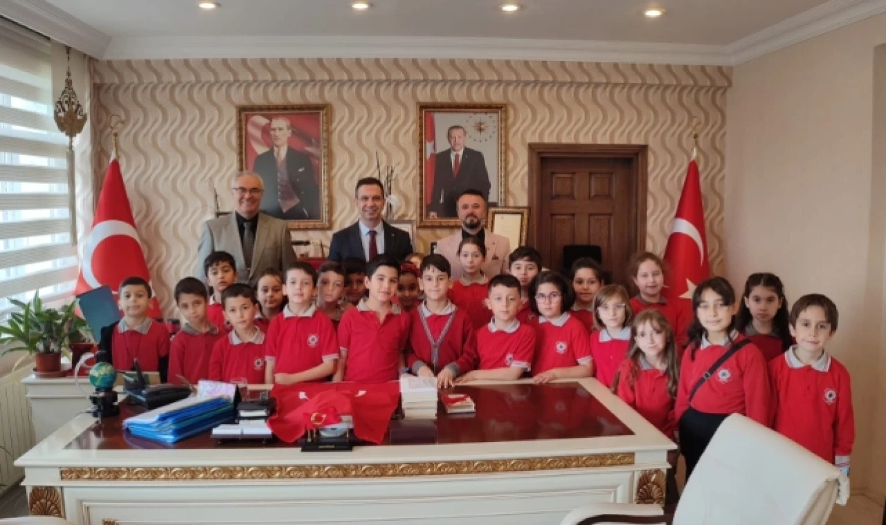 ÖĞRENCİLER 100. BAYRAĞI KAYMAKAM ŞAFAK GÜRÇAM’A HEDİYE ETTİ.
