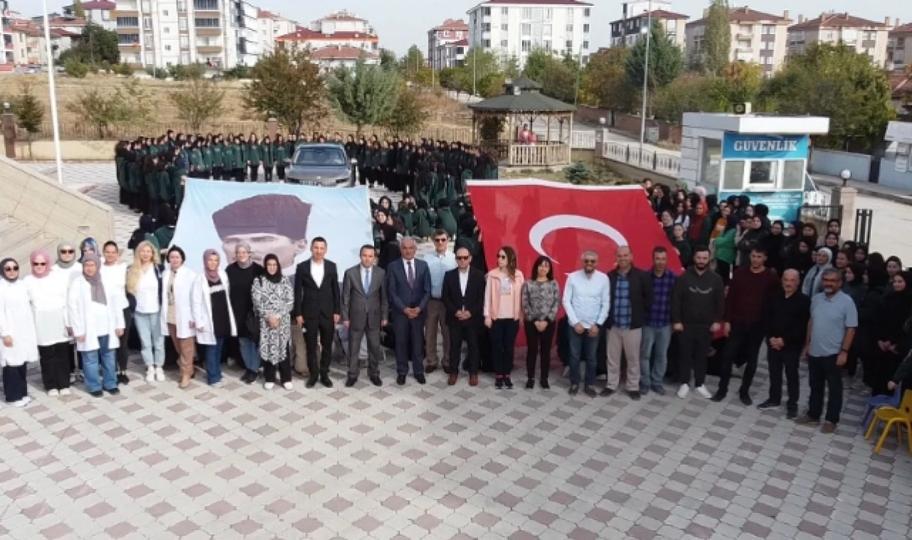 Öğrencilerden Togg Eşliğinde "Ay Yıldız" Koreografisi