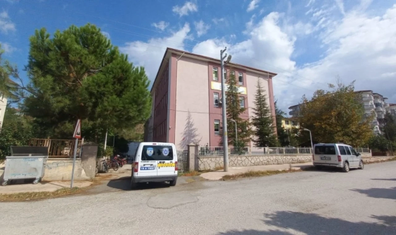 Okulun 3. katından düşen öğrenci yaralandı