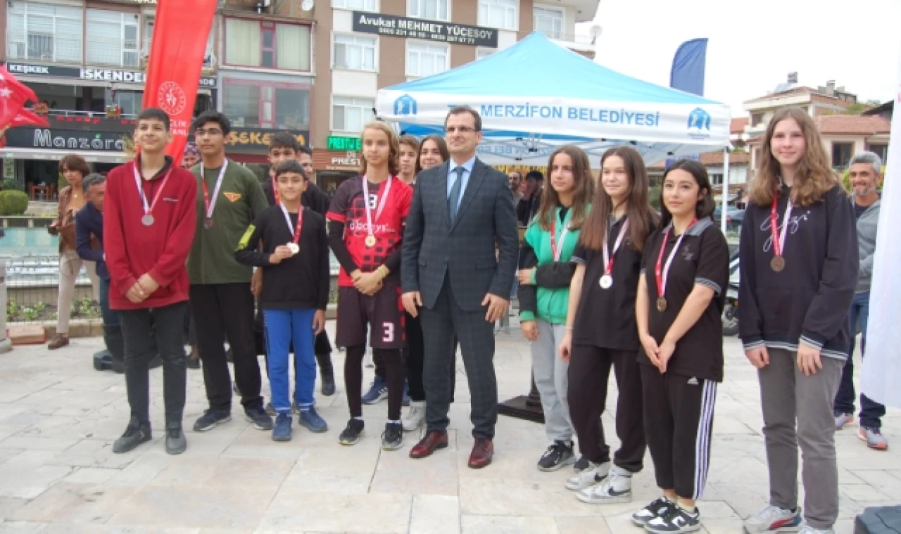 Oryantiring Yarışmasında dereceye girenler ödüllendirildi