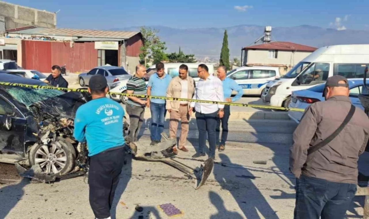 Otomobil, çöp kamyonuna arkadan çarptı: Temizlik işçisi hayatını kaybetti