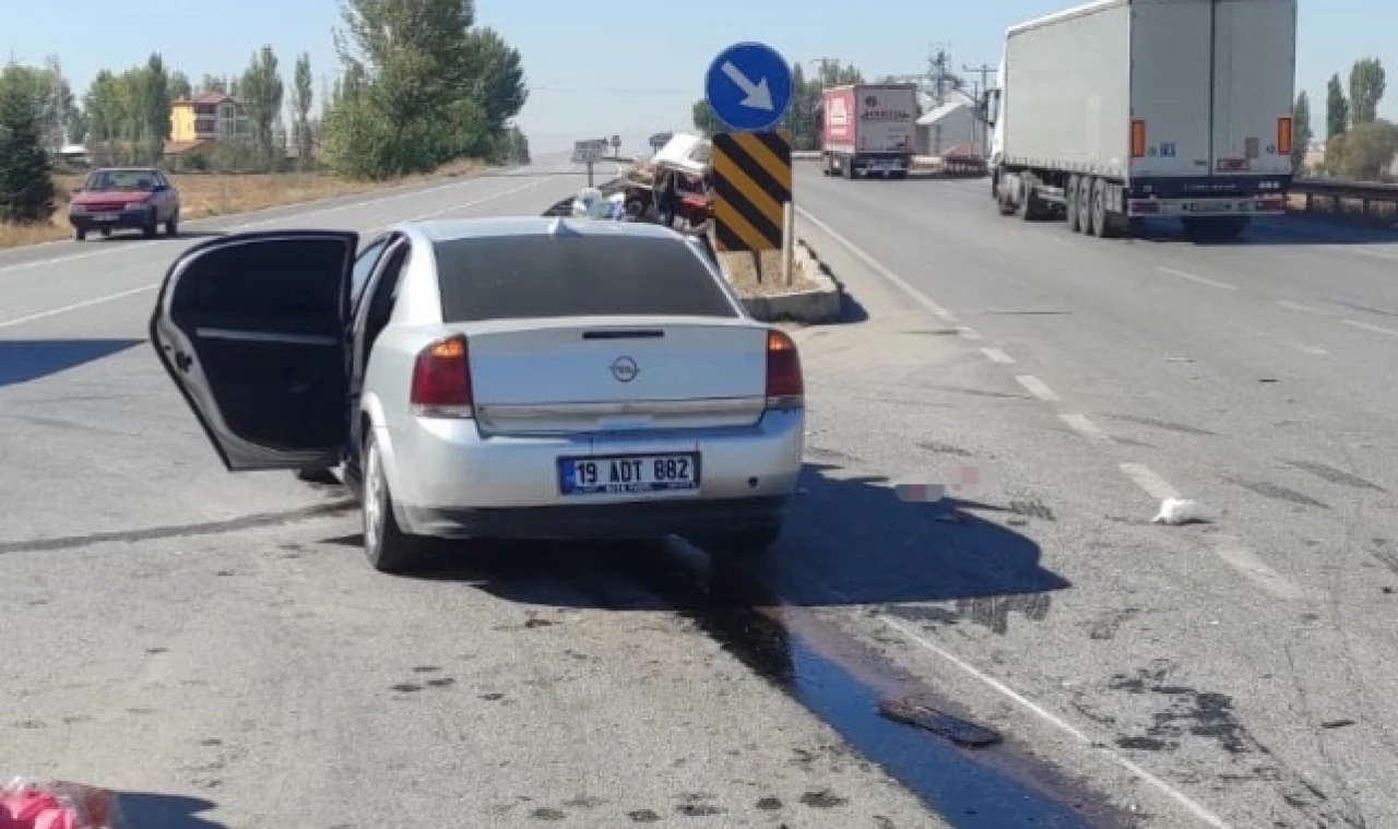 Otomobil ile traktör çarpıştı: 1'ağır 5 yaralı