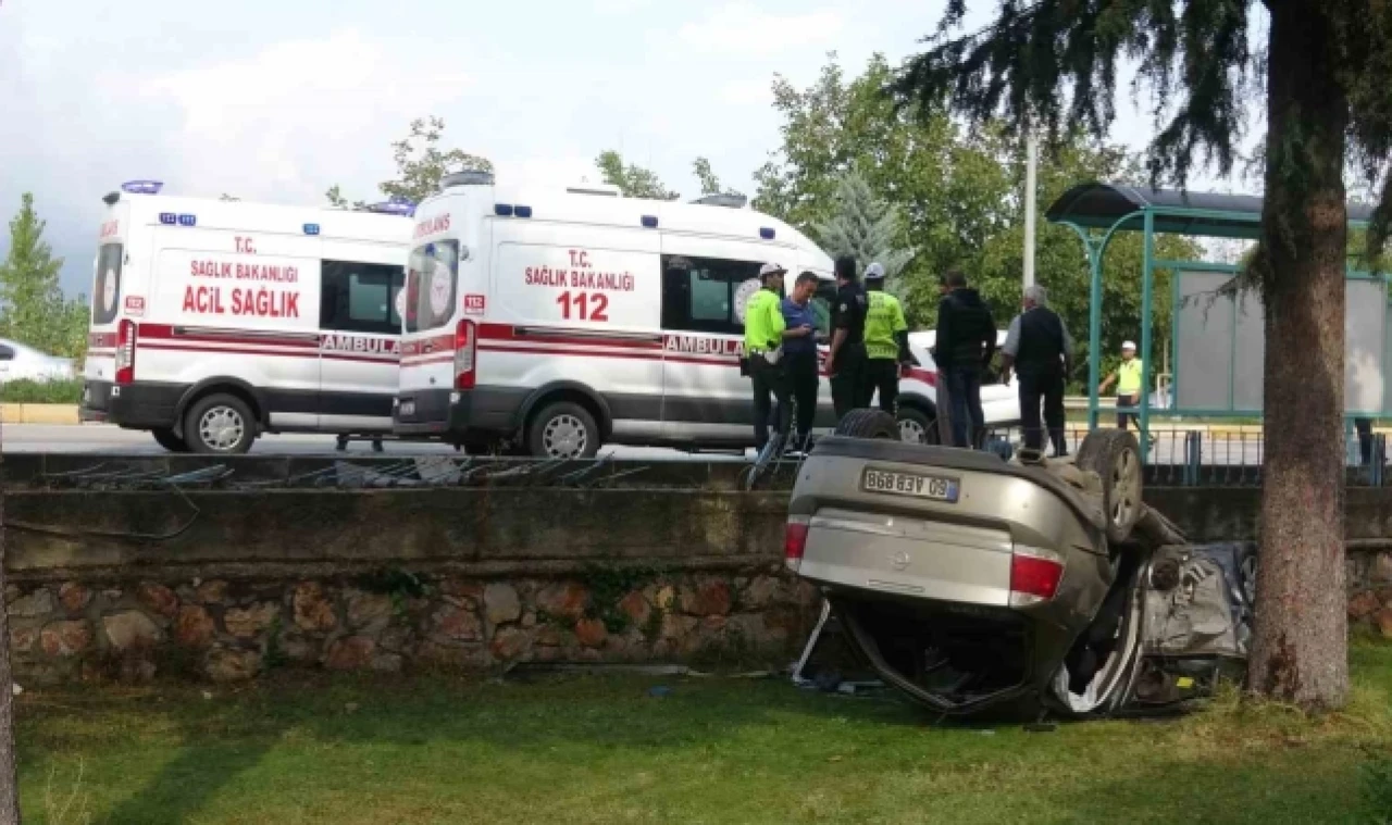 Park halindeki araca çarpan otomobil cami bahçesine uçtu: 11 yaralı