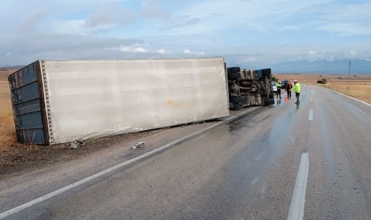 Rusya'ya mobilya taşıyan tır Amasya'da kaza yaptı: 1 yaralı