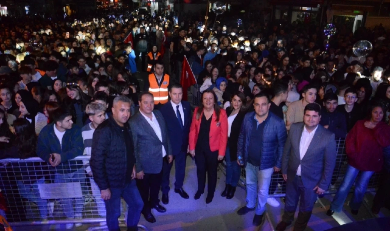 Şarkıcı Manuş Baba Gümüşhacıköy'de konser verdi