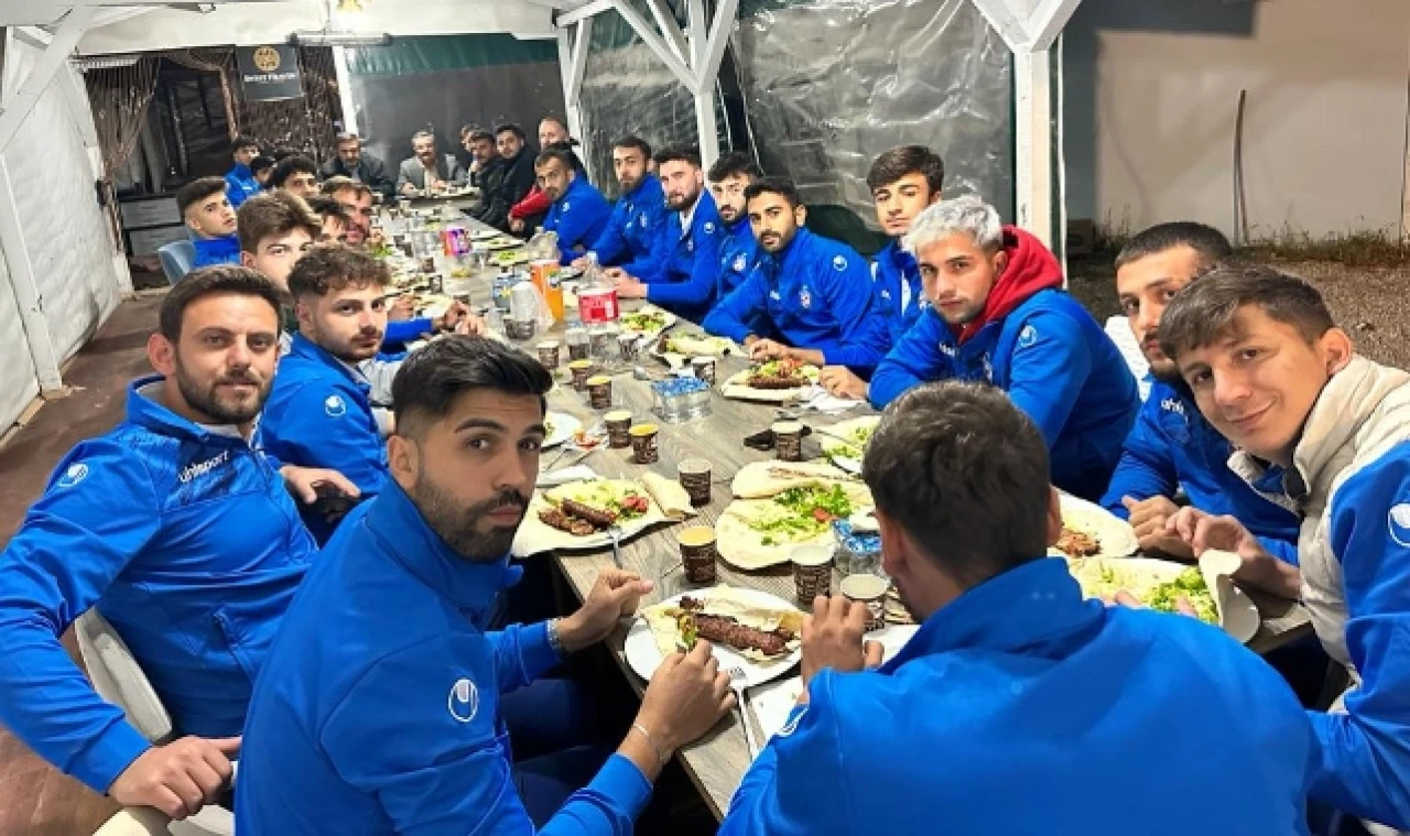 Sebatspor yönetici ve futbolcuları kaynaşma yemeğinde buluştu