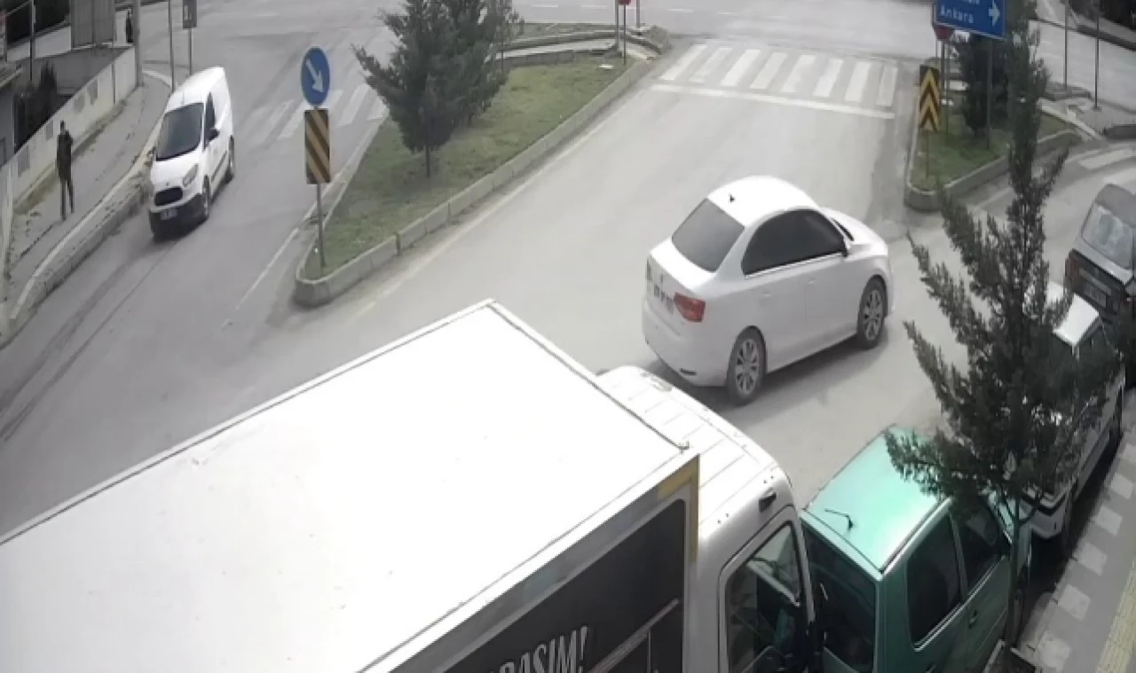 Ticari taksi kavşakta trafik levhalarına çarptı