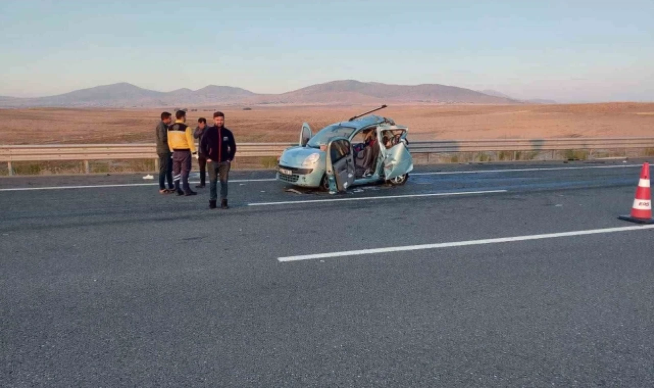 Tır hafif ticari araca çarptı: 2 ölü, 1 yaralı
