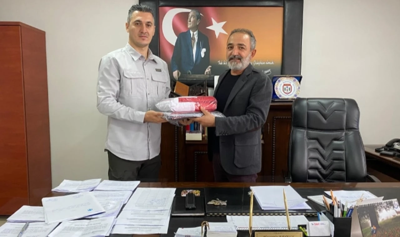 Tüm Okullara Türk Bayrağı ve Atatürk Posteri dağıtıldı