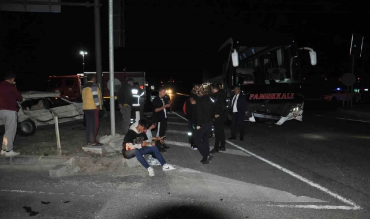 Yolcu otobüsü ile otomobil çarpıştı: 1'i ağır 4 yaralı