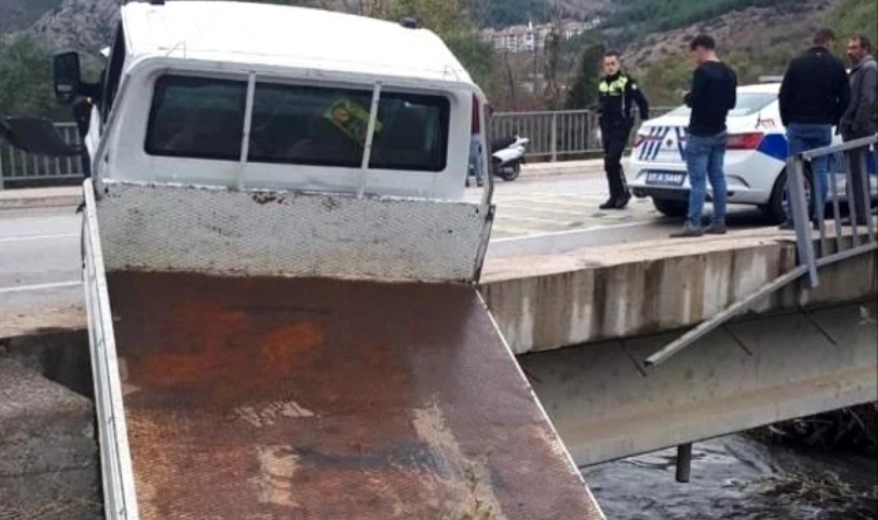 Amasya'da kamyonet köprüden uçmaktan son anda kurtuldu