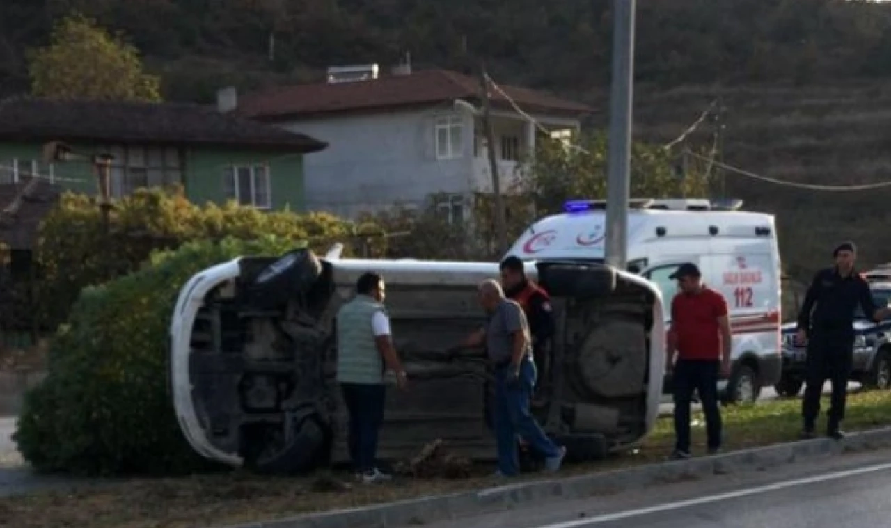 Amasya'da kontrolden çıkan otomobil refüje devrildi: 4 yaralı