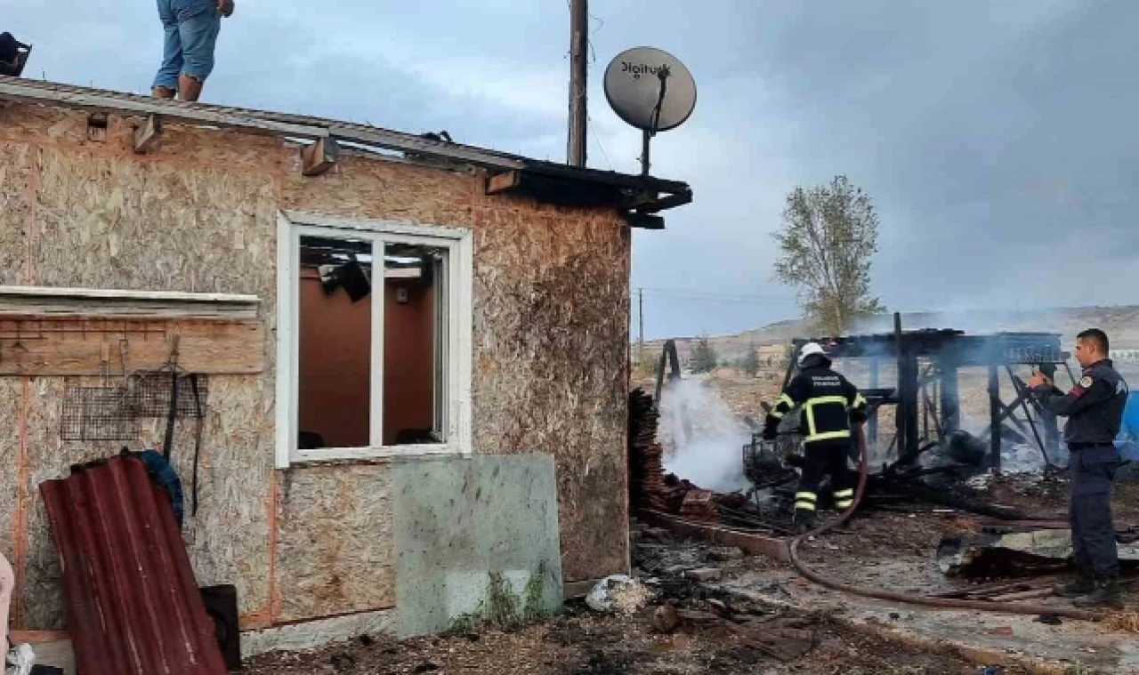 Bağ evinde çıkan yangında elektrik kabloları patladı